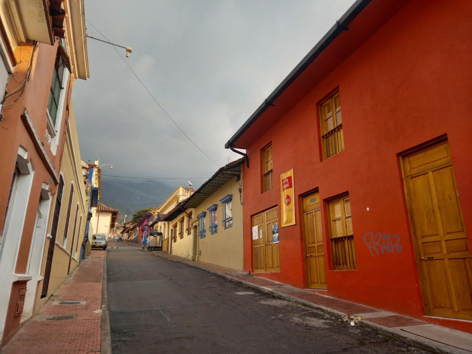 Laurel Candelaria Sweet Homes Bogota Bilik gambar